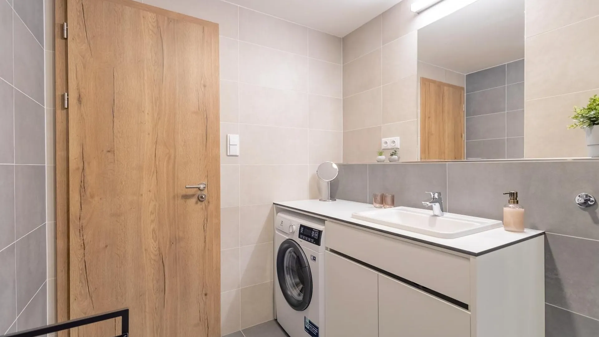 Apartmán Bright 2Br - 7Th Floor, Balcony, Free Parking By Gravity Praha