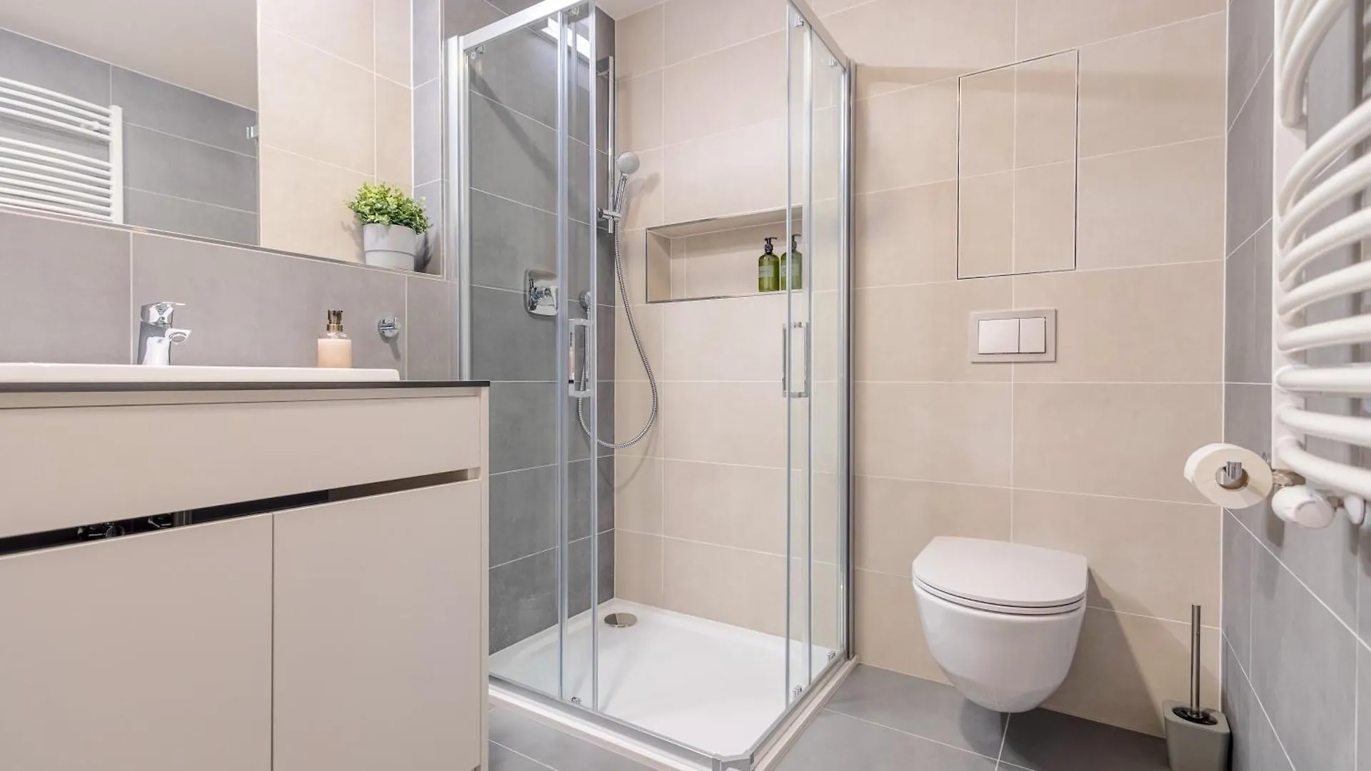 Apartmán Bright 2Br - 7Th Floor, Balcony, Free Parking By Gravity Praha 0*,  Česká republika