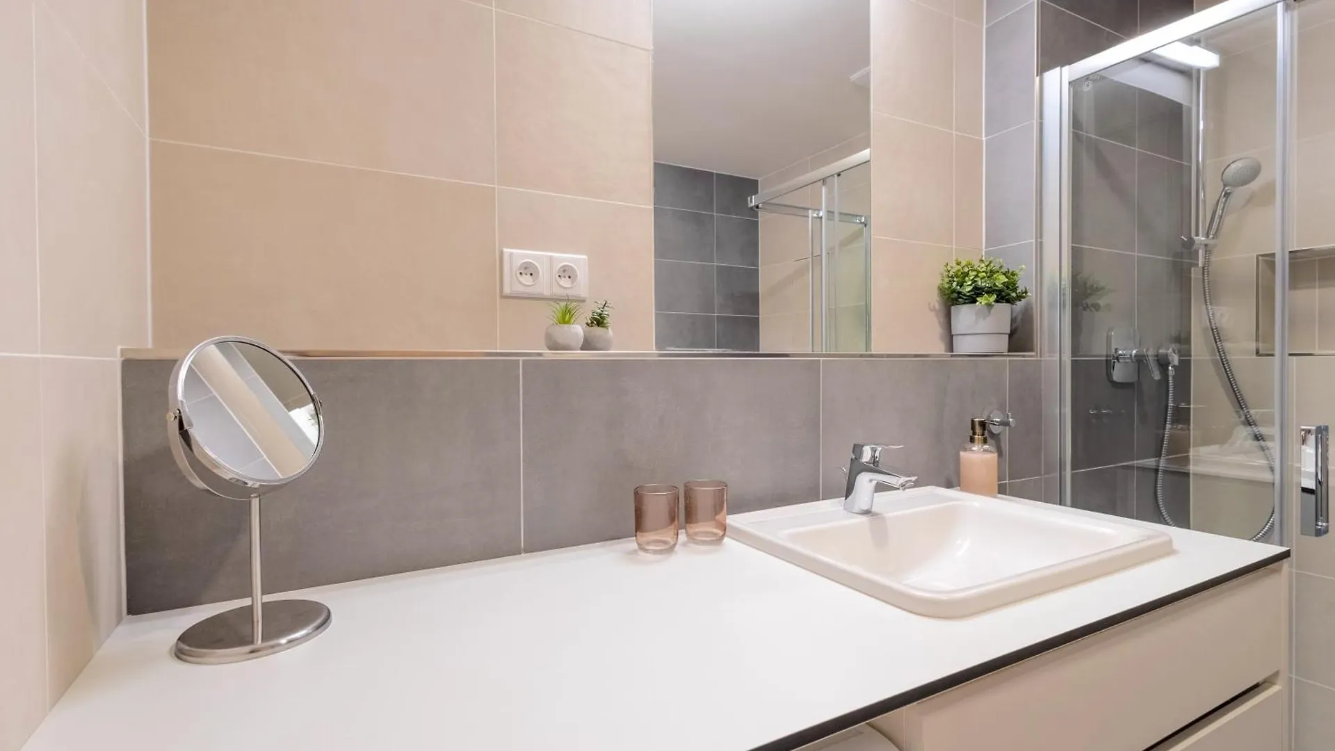Apartmán Bright 2Br - 7Th Floor, Balcony, Free Parking By Gravity Praha